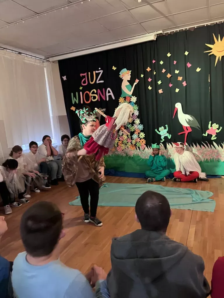 ZSS nr 90 - Powitanie wiosny Przedstawienie muzyczno – taneczne „Cztery żywioły witają wiosnę”